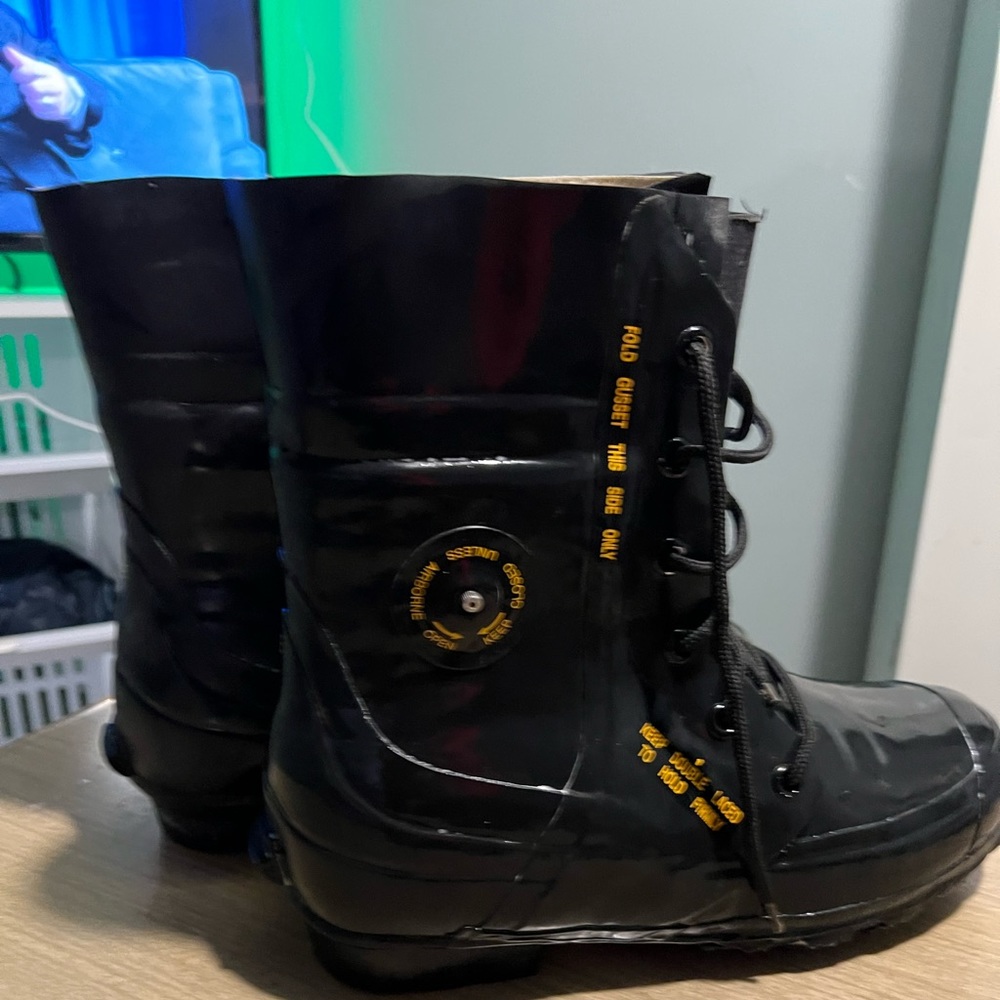 BUNNY BOOTS Inflatable Warm Winter Military Gear
US military issue
SIZE 12 E